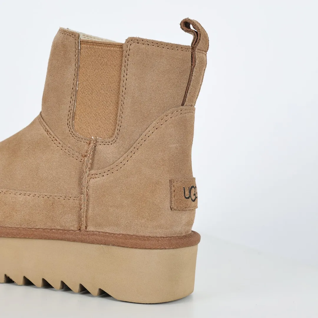 Pick up locally 💰640 Core recommendation with good price In recent years, uug has launched a series of styles, which are partially geared towards the preferences of young consumers and have also moved to the forefront of fashion trends. Shoe body material: water-repellent coated suede upper, 17mm UGGPURE™ implanted wool insole, lightweight non-slip and comfortable rubber outsole, with brand LOGO and trademark, with full packaging Size: 35 36 37 38 39 40